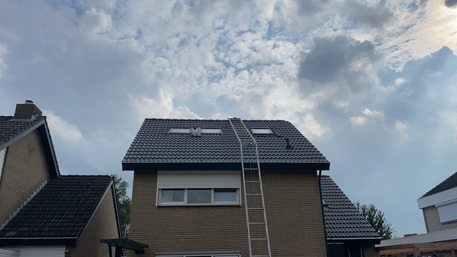 ladder tegen huis voor nieuwe dakpannen