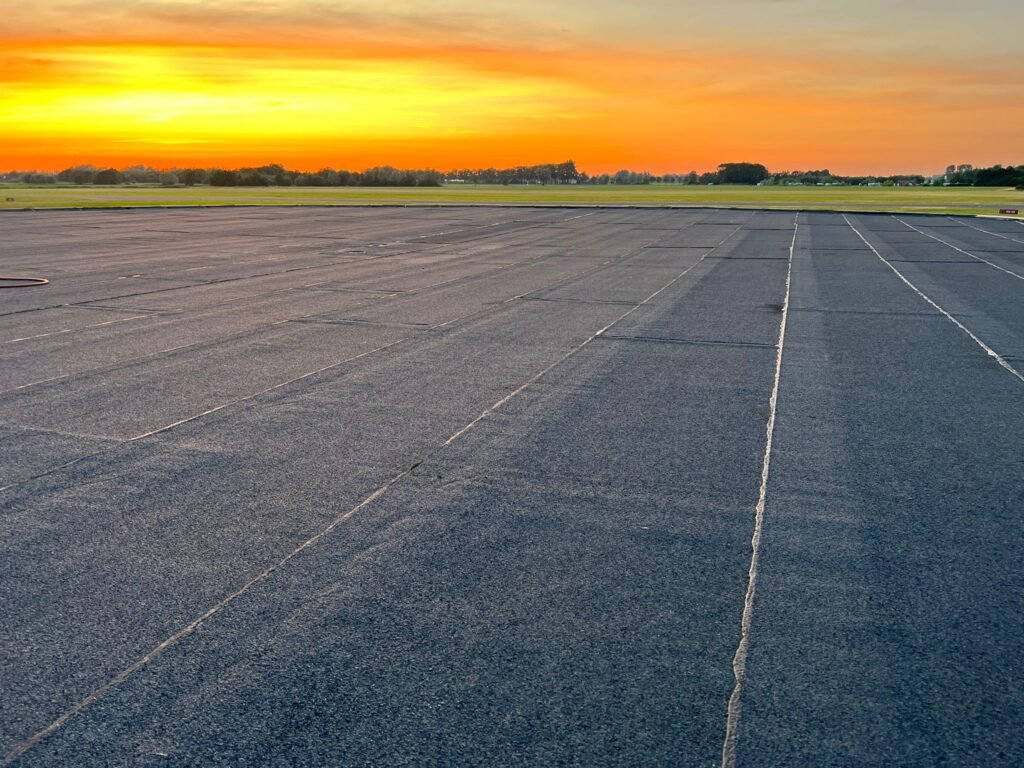 bitumen platdak zon oranje kleur vliegveld teugen