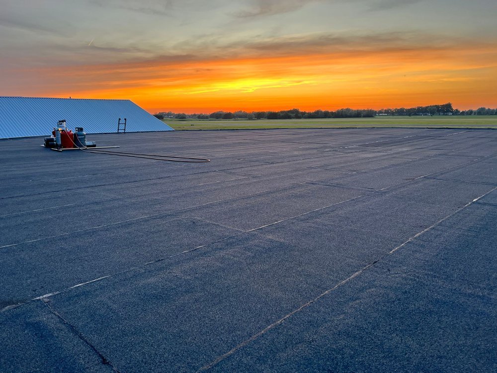 vliegveld teugen nieuw bitumen plat dak zonsondergang